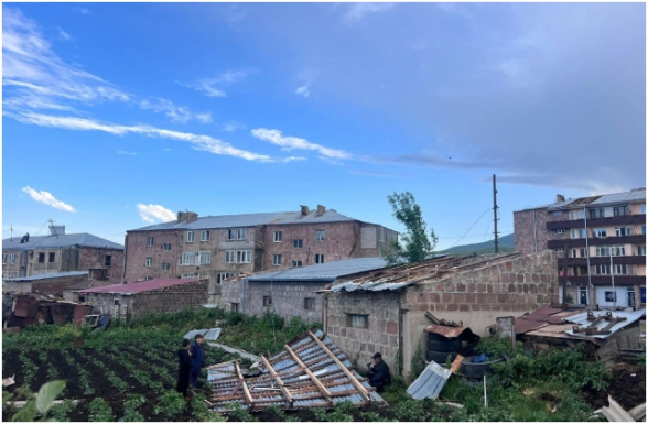 Վնասված տանիքներ, ավտոմեքենաներ, տապալված ծառեր ու արևային կայաններ. ՓԾ-ն ներկայացրել է Հայաստանում ուժեղ քամու հետևանքները